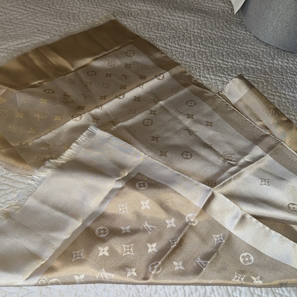 LV 100% Silk Scarf Cream and white ( no odors , pinhole snag & 2 small stains - Picture 8 of 8